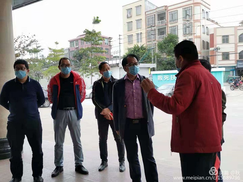 楊柑鎮(zhèn)慰問一線醫(yī)護人員2..jpg