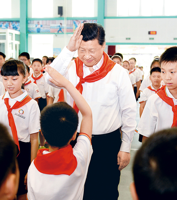 2014年5月30日上午，中共中央總書記、國家主席、中央軍委主席習(xí)近平來到北京市海淀區(qū)民族小學(xué)，參加慶?！傲弧眹H兒童節(jié)活動。這是習(xí)近平參加少先隊入隊儀式。 新華社記者 李濤/攝