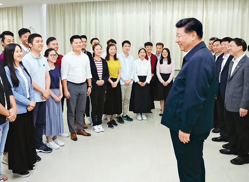 　　2018年10月22日至25日，中共中央總書記、國家主席、中央軍委主席習(xí)近平在廣東考察。這是10月24日下午，習(xí)近平在廣州考察暨南大學(xué)時同部分港澳臺同胞和海外僑胞學(xué)生交流。 新華社記者 鞠鵬/攝