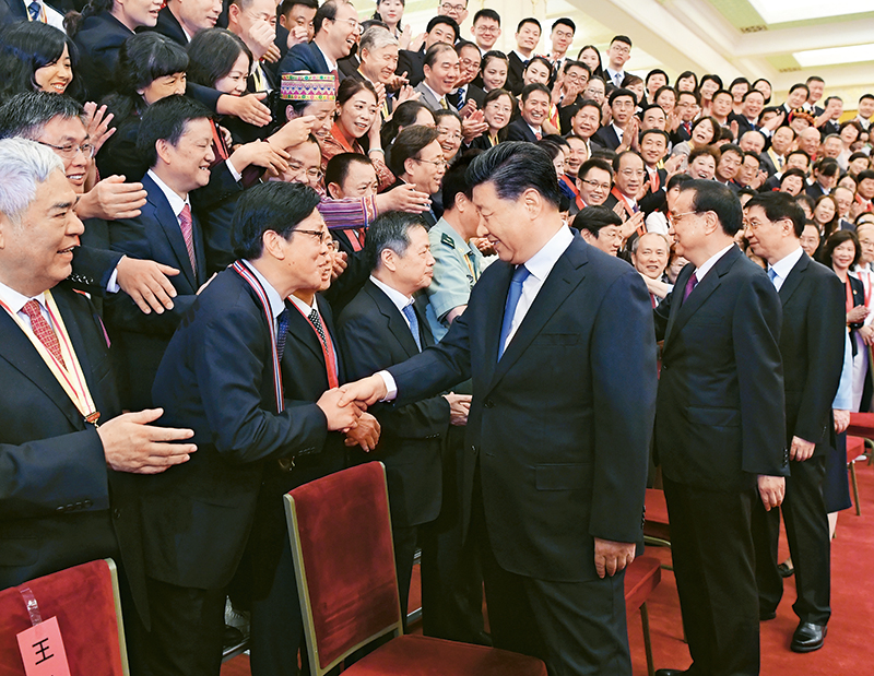 2019年9月10日，黨和國家領(lǐng)導(dǎo)人習(xí)近平、李克強、王滬寧等在北京人民大會堂會見慶祝2019年教師節(jié)暨全國教育系統(tǒng)先進集體和先進個人表彰大會受表彰代表。 新華社記者 申宏/攝