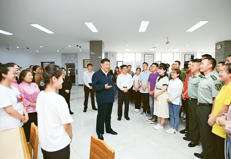 2019年7月15日至16日，中共中央總書記、國家主席、中央軍委主席習(xí)近平在內(nèi)蒙古考察并指導(dǎo)開展“不忘初心、牢記使命”主題教育。這是16日上午，習(xí)近平在內(nèi)蒙古大學(xué)圖書館同學(xué)生們親切交談，勉勵他們志存高遠、腳踏實地、發(fā)奮圖強。 新華社記者 謝環(huán)馳/攝