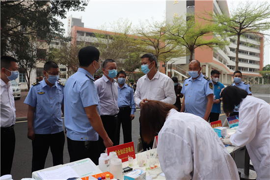 遂溪縣市監(jiān)局黨組書記、局長鄭高科對校園食品安全進(jìn)行督導(dǎo)1.jpg