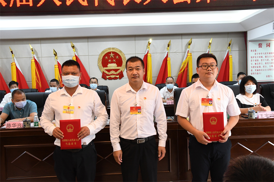 （鎮(zhèn)黨委書記、大會主席團常務(wù)主席林立向新當選的副鎮(zhèn)長何曉文、龐敏娣頒發(fā)證書）.JPG