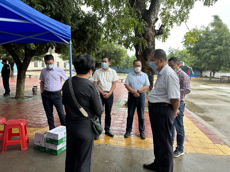 3樂民鎮(zhèn)黨委書記譚彤煜，黨委副書記、鎮(zhèn)長陳秋強到核酸檢測現(xiàn)場指導(dǎo)工作.jpg