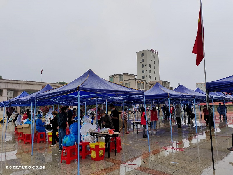 8核酸檢測現(xiàn)場，黨旗高高飄揚.jpg