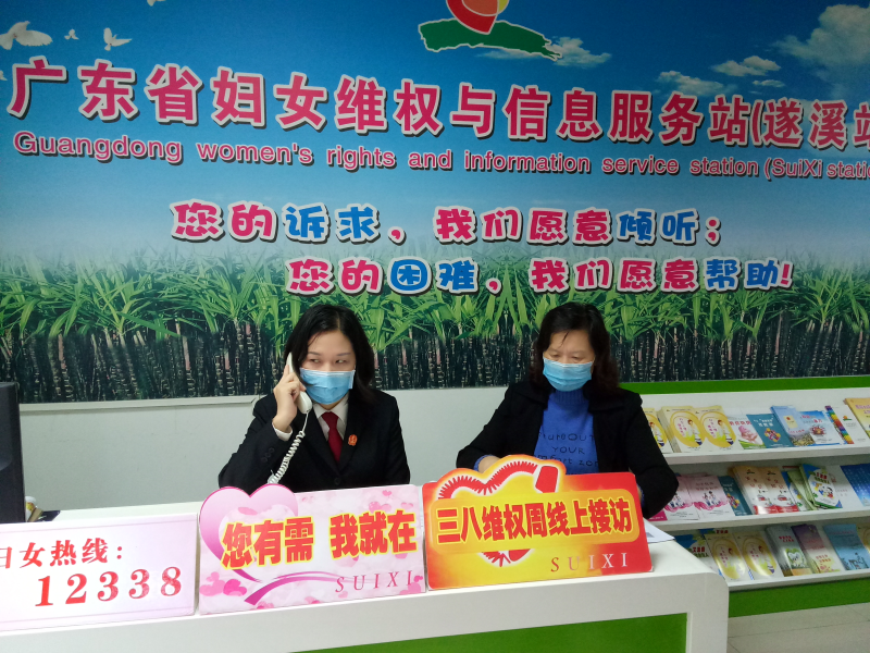 2婦聯(lián)主席、法律專家在線解答疑問.jpg