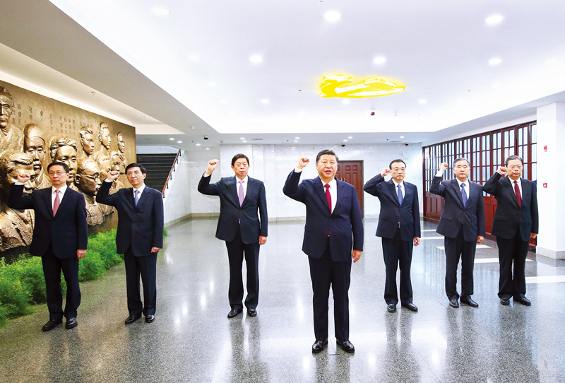 　2017年10月31日，中共中央總書記、國家主席、中央軍委主席習(xí)近平帶領(lǐng)中共中央政治局常委李克強(qiáng)、栗戰(zhàn)書、汪洋、王滬寧、趙樂際、韓正，瞻仰上海中共一大會(huì)址和浙江嘉興南湖紅船。這是31日上午，在上海中共一大會(huì)址紀(jì)念館，習(xí)近平帶領(lǐng)其他中共中央政治局常委同志一起重溫入黨誓詞。 新華社記者 蘭紅光/攝