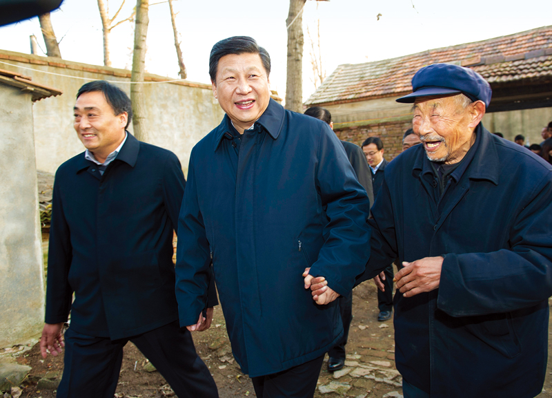 　2013年11月24日至28日，中共中央總書記、國家主席、中央軍委主席習(xí)近平在山東考察。 這是25日下午，習(xí)近平在地處沂蒙老區(qū)的臨沭縣曹莊鎮(zhèn)朱村親切地拉著83歲的“老支前”王克昌的手去他家看望。 新華社記者 謝環(huán)馳/攝