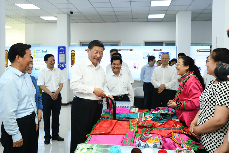 7月15日至16日，中共中央總書記、國家主席、中央軍委主席習(xí)近平在內(nèi)蒙古考察并指導(dǎo)開展“不忘初心、牢記使命”主題教育。這是15日上午，習(xí)近平在赤峰市松山區(qū)興安街道臨潢家園社區(qū)，同社區(qū)居民親切交流。