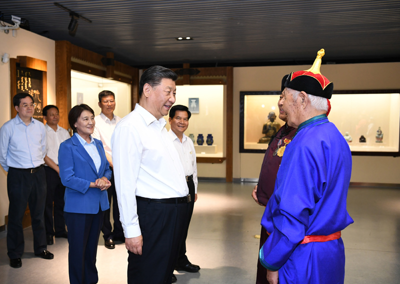 7月15日至16日，中共中央總書記、國家主席、中央軍委主席習(xí)近平在內(nèi)蒙古考察并指導(dǎo)開展“不忘初心、牢記使命”主題教育。這是15日上午，習(xí)近平在赤峰博物館同古典民族史詩《格薩（斯）爾》非物質(zhì)文化遺產(chǎn)傳承人親切交談。