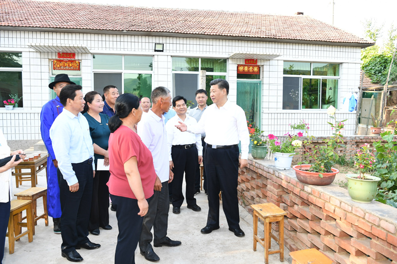 7月15日至16日，中共中央總書記、國家主席、中央軍委主席習(xí)近平在內(nèi)蒙古考察并指導(dǎo)開展“不忘初心、牢記使命”主題教育。這是15日下午，習(xí)近平在赤峰市喀喇沁旗河南街道馬鞍山村村民張國利家，同基層干部群眾代表親切交流。