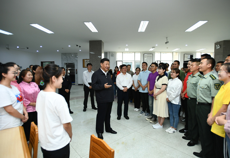 7月15日至16日，中共中央總書記、國家主席、中央軍委主席習(xí)近平在內(nèi)蒙古考察并指導(dǎo)開展“不忘初心、牢記使命”主題教育。這是16日上午，習(xí)近平在內(nèi)蒙古大學(xué)圖書館同學(xué)生們親切交談，勉勵他們志存高遠、腳踏實地、發(fā)奮圖強。