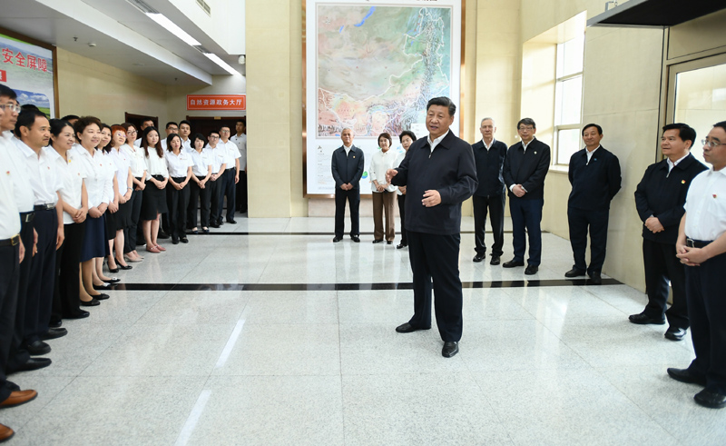 7月15日至16日，中共中央總書記、國家主席、中央軍委主席習(xí)近平在內(nèi)蒙古考察并指導(dǎo)開展“不忘初心、牢記使命”主題教育。這是16日上午，習(xí)近平到內(nèi)蒙古自治區(qū)自然資源廳，實地調(diào)研指導(dǎo)開展“不忘初心、牢記使命”主題教育。