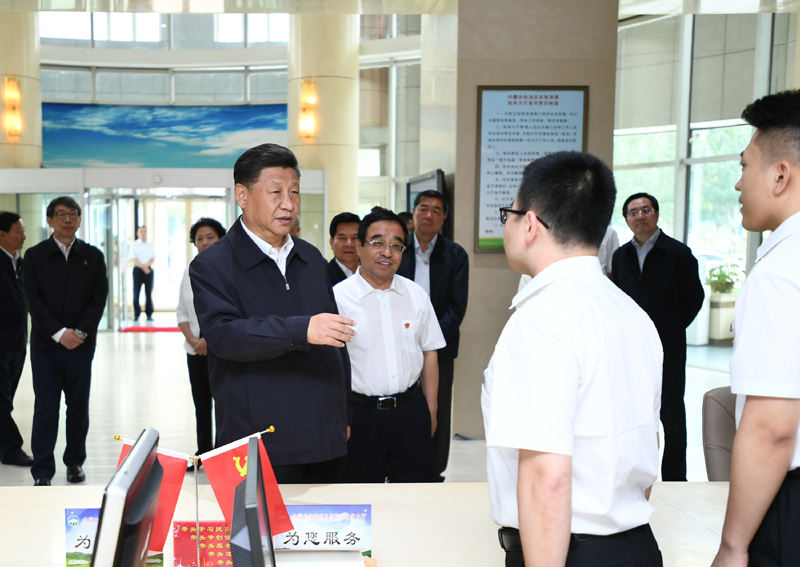 7月15日至16日，中共中央總書記、國家主席、中央軍委主席習(xí)近平在內(nèi)蒙古考察并指導(dǎo)開展“不忘初心、牢記使命”主題教育。這是16日上午，習(xí)近平在內(nèi)蒙古自治區(qū)自然資源廳自然資源政務(wù)大廳同工作人員交談，了解開展主題教育和落實便捷高效政務(wù)服務(wù)等情況。