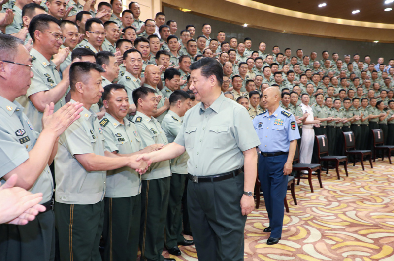 7月15日至16日，中共中央總書記、國家主席、中央軍委主席習(xí)近平在內(nèi)蒙古考察并指導(dǎo)開展“不忘初心、牢記使命”主題教育。這是16日上午，習(xí)近平在呼和浩特親切接見駐內(nèi)蒙古部隊副師職以上領(lǐng)導(dǎo)干部和團級單位主官，代表黨中央和中央軍委向駐內(nèi)蒙古部隊全體官兵致以誠摯問候。