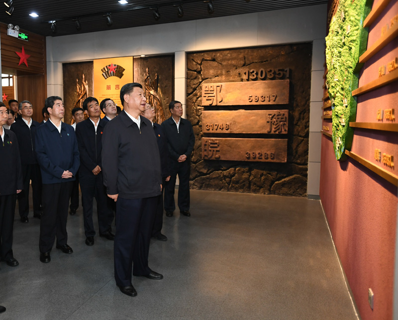 9月16日至18日，中共中央總書記、國家主席、中央軍委主席習(xí)近平在河南考察。這是16日下午，習(xí)近平來到位于信陽市新縣的鄂豫皖蘇區(qū)首府烈士陵園，瞻仰革命烈士紀(jì)念堂。 新華社記者 謝環(huán)馳 攝