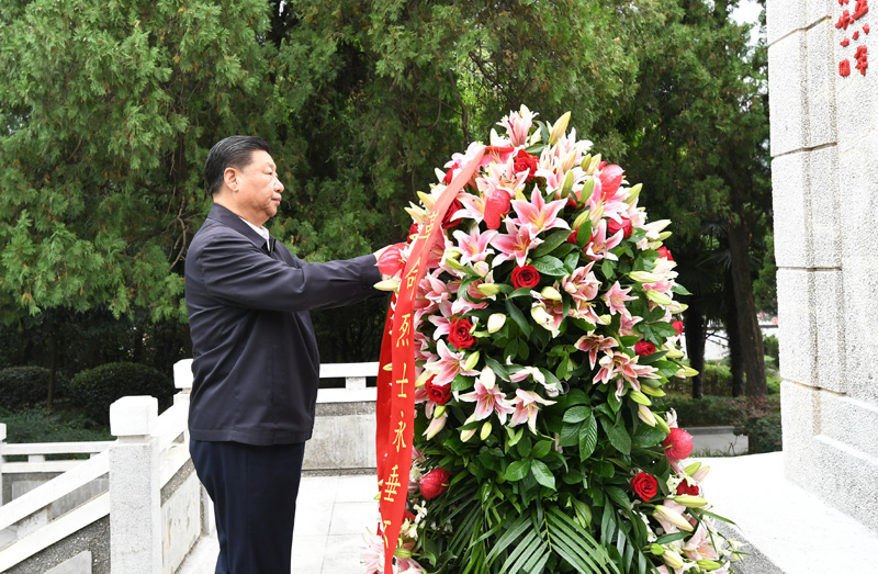 　　9月16日至18日，中共中央總書記、國家主席、中央軍委主席習(xí)近平在河南考察。這是16日下午，習(xí)近平來到位于信陽市新縣的鄂豫皖蘇區(qū)首府烈士陵園，瞻仰革命烈士紀(jì)念碑，向革命先烈敬獻(xiàn)花籃。 新華社記者 謝環(huán)馳 攝