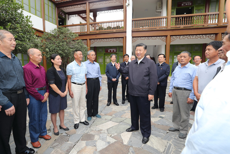 　　9月16日至18日，中共中央總書記、國家主席、中央軍委主席習(xí)近平在河南考察。這是16日下午，習(xí)近平在位于信陽市新縣的鄂豫皖蘇區(qū)首府革命博物館，同當(dāng)?shù)丶t軍后代、革命烈士家屬代表親切交談。 新華社記者 鞠鵬 攝