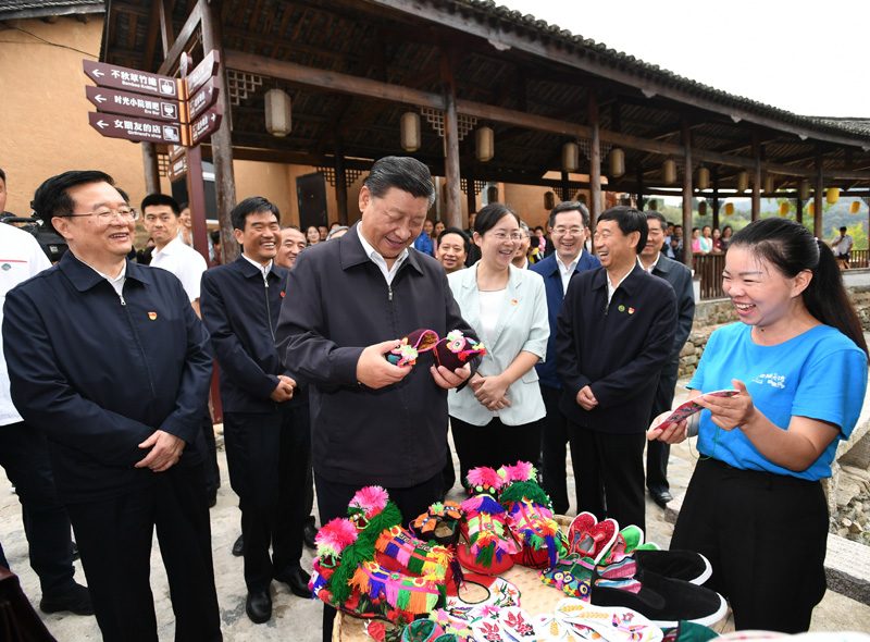 　　9月16日至18日，中共中央總書記、國家主席、中央軍委主席習(xí)近平在河南考察。這是16日下午，習(xí)近平在信陽市新縣田鋪鄉(xiāng)田鋪大塆考察調(diào)研。 新華社記者 謝環(huán)馳 攝