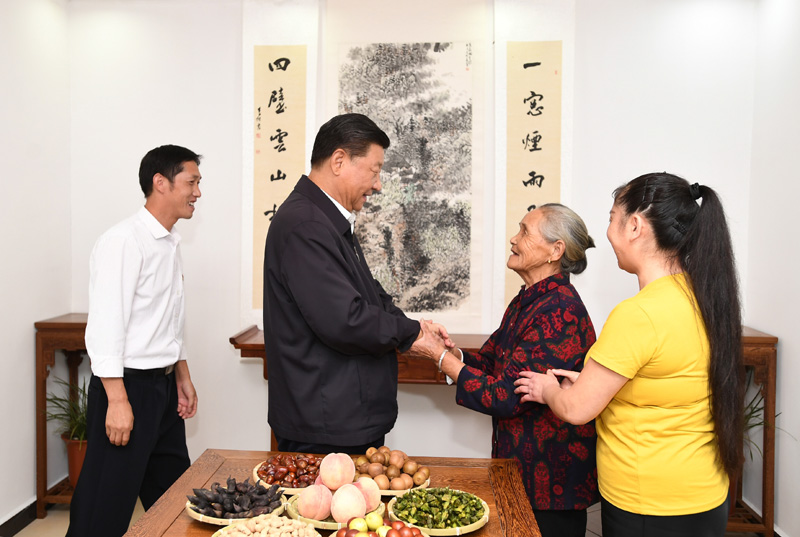　　9月16日至18日，中共中央總書記、國家主席、中央軍委主席習(xí)近平在河南考察。這是16日下午，習(xí)近平在信陽市新縣田鋪鄉(xiāng)田鋪大塆“老家寒舍”民宿店，同店主一家親切交談。 新華社記者 謝環(huán)馳 攝