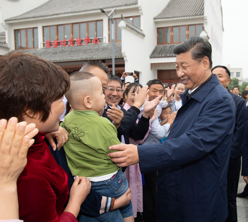 9月16日至18日，中共中央總書記、國家主席、中央軍委主席習(xí)近平在河南考察。這是17日上午，習(xí)近平在信陽市光山縣文殊鄉(xiāng)東岳村同鄉(xiāng)親們親切交流，祝愿鄉(xiāng)親們生活芝麻開花節(jié)節(jié)高。新華社記者 謝環(huán)馳 攝