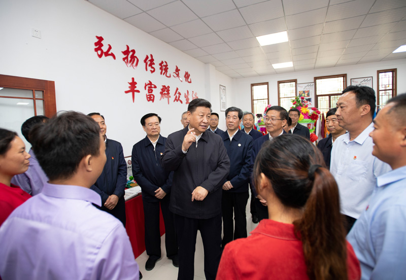 9月16日至18日，中共中央總書記、國家主席、中央軍委主席習(xí)近平在河南考察。這是17日上午，習(xí)近平在信陽市光山縣文殊鄉(xiāng)東岳村文化接待中心，同當(dāng)?shù)孛撠氈赂粠ь^人親切交流，勉勵他們帶動更多鄉(xiāng)親們致富。新華社記者 謝環(huán)馳 攝