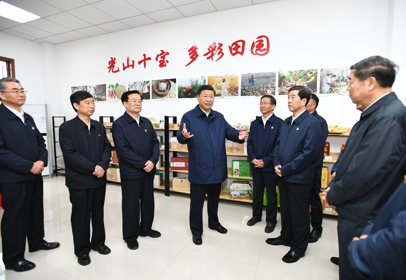 9月16日至18日，中共中央總書記、國家主席、中央軍委主席習(xí)近平在河南考察。這是17日上午，習(xí)近平在信陽市光山縣文殊鄉(xiāng)東岳村文化接待中心，了解光山縣脫貧工作和中辦在光山縣扶貧工作情況。新華社記者 謝環(huán)馳 攝
