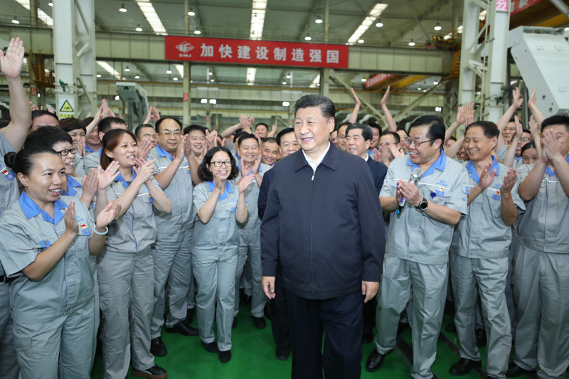9月16日至18日，中共中央總書記、國家主席、中央軍委主席習(xí)近平在河南考察。這是17日下午，習(xí)近平在鄭州煤礦機(jī)械集團(tuán)股份有限公司總裝車間同工人們親切交流，鼓勵他們加強(qiáng)自主創(chuàng)新，爭創(chuàng)發(fā)展戰(zhàn)略優(yōu)勢。新華社記者 鞠鵬 攝