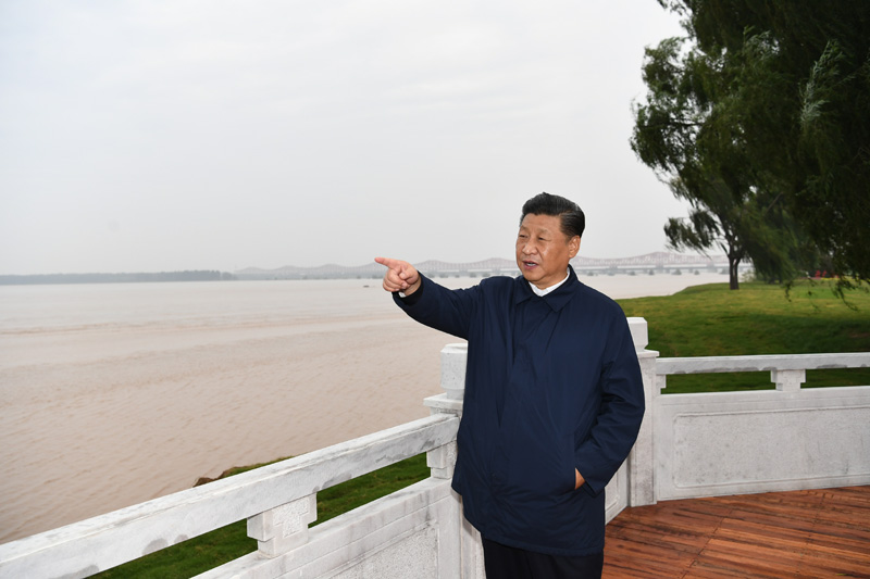 9月16日至18日，中共中央總書記、國家主席、中央軍委主席習(xí)近平在河南考察。這是17日下午，習(xí)近平在鄭州黃河國家地質(zhì)公園，眺望黃河鄭州段。新華社記者 謝環(huán)馳 攝
