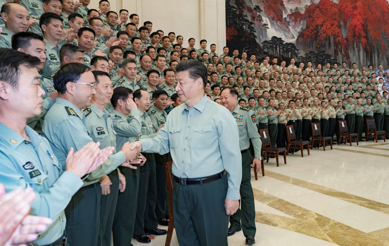 9月16日至18日，中共中央總書記、國家主席、中央軍委主席習(xí)近平在河南考察。這是18日上午，習(xí)近平在鄭州親切接見駐河南部隊副師職以上領(lǐng)導(dǎo)干部和團(tuán)級單位主官，代表黨中央和中央軍委向駐河南部隊全體官兵致以誠摯問候。新華社記者 李剛 攝