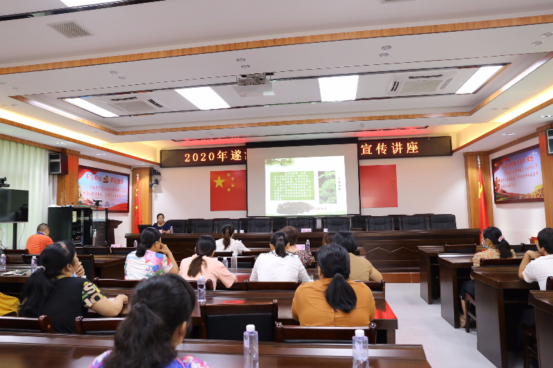 李雪鷗副主席為大家講授禁毒防毒知識(shí).jpg