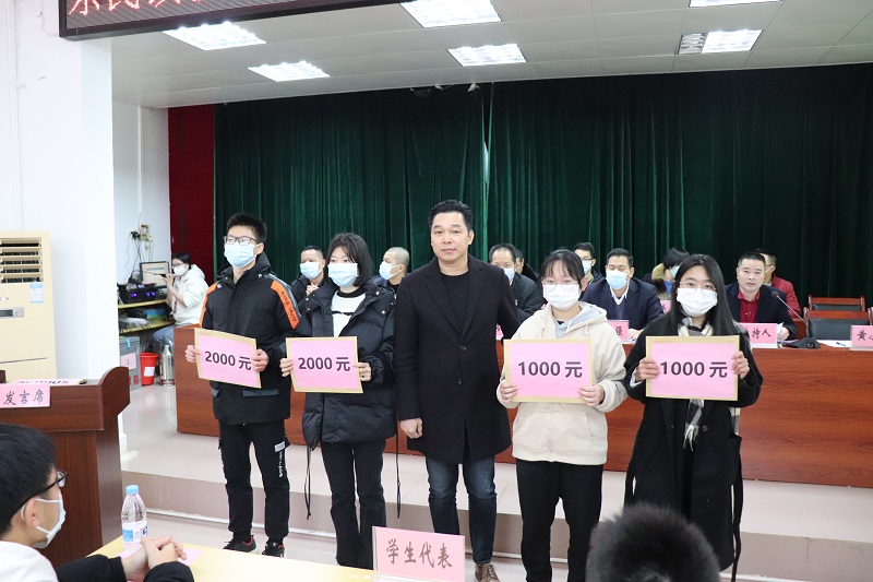5 教育促進會副會長黃小勇為中考優(yōu)秀學生代表頒發(fā)獎學金.JPG