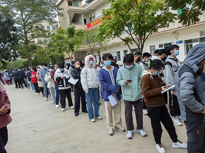 10 小、中、高考以及碩博獎學金排隊現(xiàn)場.jpg