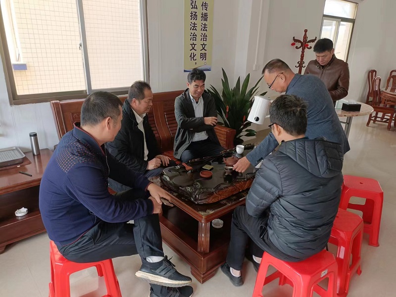 2 鎮(zhèn)領(lǐng)導(dǎo)與新海茂董事長(zhǎng)陳國(guó)良促膝長(zhǎng)談，傾聽企業(yè)心聲.jpg