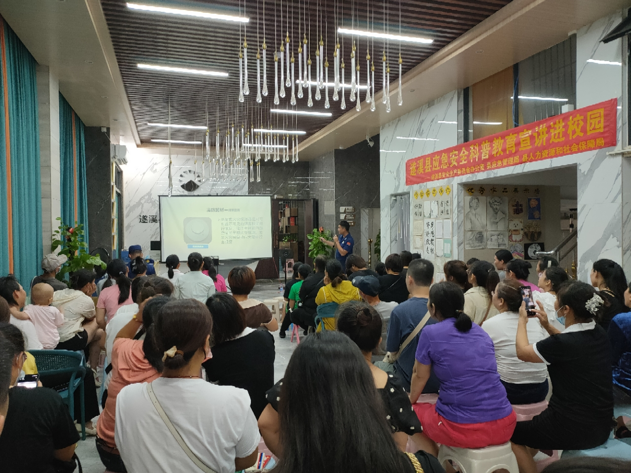 遂溪縣開展應(yīng)急救護技能巡回培訓(xùn)活動1.png