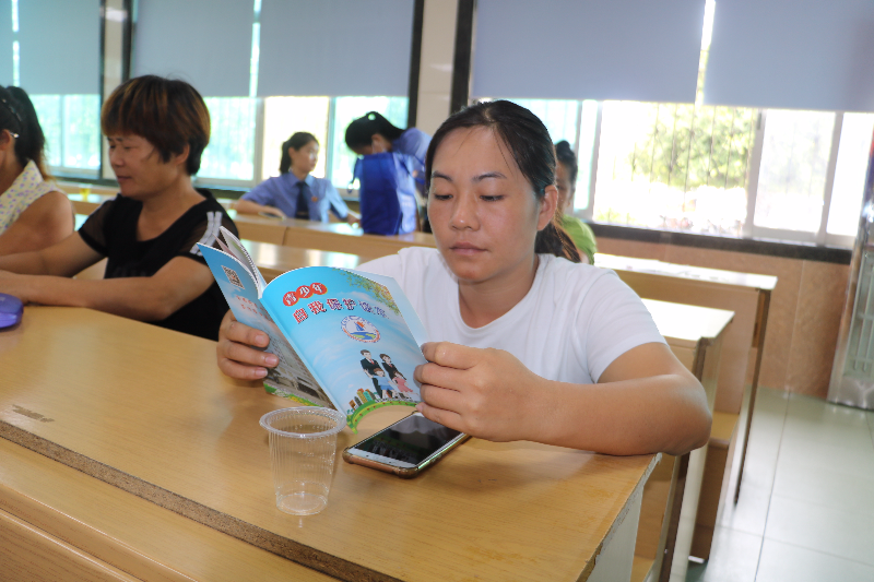 05家長認真閱讀《青少年自我保護讀本》.JPG