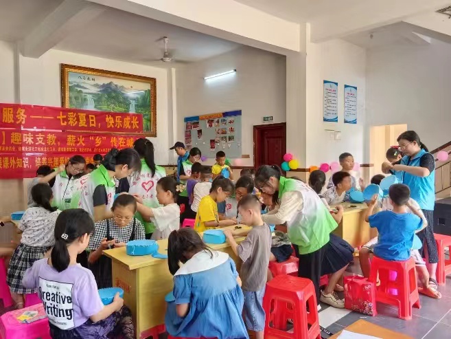 湛江幼兒師范專科學校薪火“鄉(xiāng)”傳支教隊開展紅色文化愛國教育.jpg