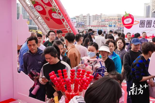  冰糖圣女果展位前人頭攢動(dòng)。