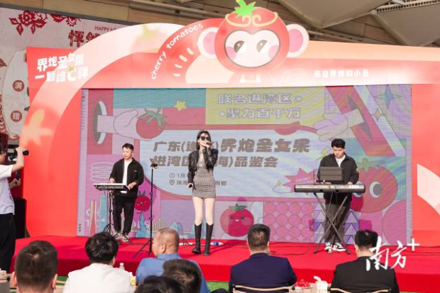 現(xiàn)場(chǎng)樂(lè)隊(duì)演奏，點(diǎn)燃熱烈氛圍。