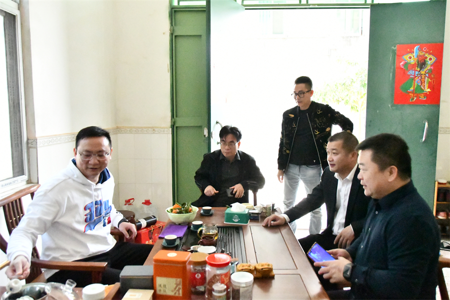 劉桂興副縣長(zhǎng)、林立書(shū)記、卜英忠鎮(zhèn)長(zhǎng)走訪(fǎng)慰問(wèn)鄉(xiāng)賢1.JPG