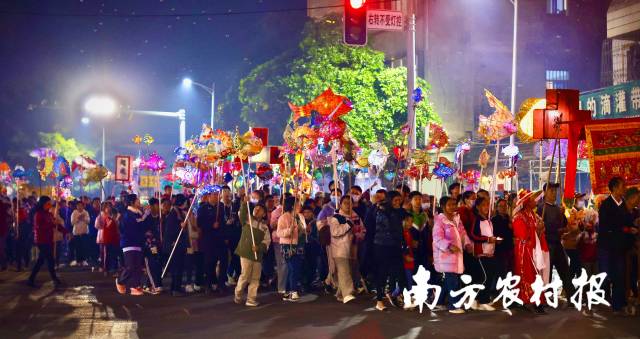 家家戶(hù)戶(hù)手舉各色游魚(yú)，行走在北坡的老圩小巷。