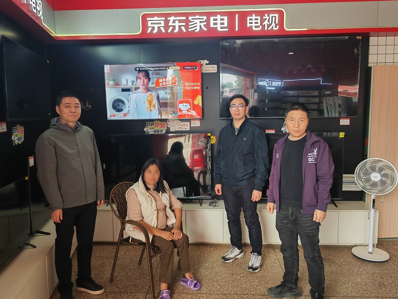 圖6：駐鎮(zhèn)工作隊陪同肢體殘疾困難群眾到家電商城選購捐贈電視機.jpg