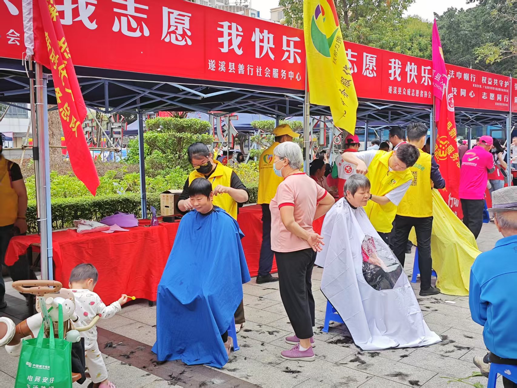 活動(dòng)現(xiàn)場(chǎng)市民體驗(yàn)免費(fèi)理發(fā)服務(wù).jpg