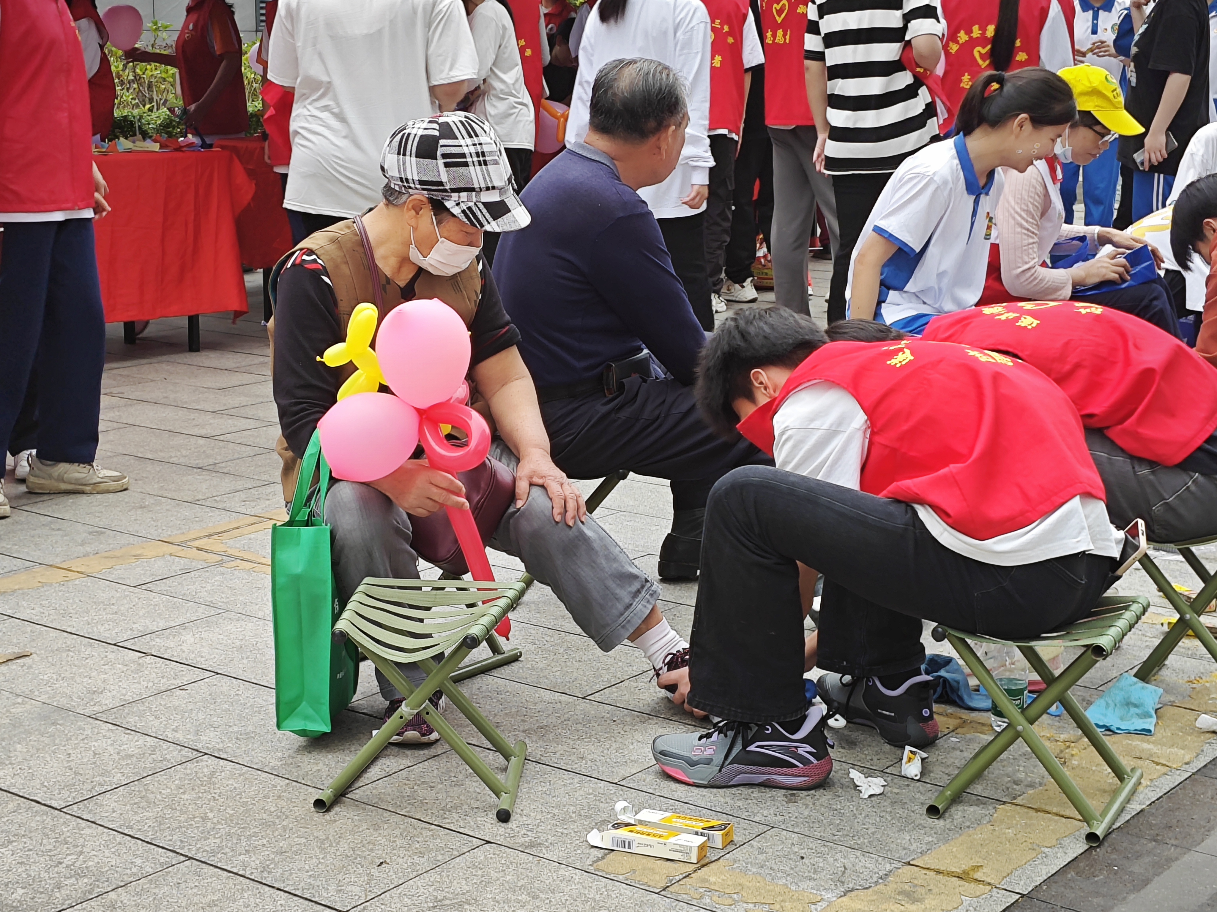 市民在活動(dòng)現(xiàn)場(chǎng)體驗(yàn)免費(fèi)擦鞋服務(wù).jpg