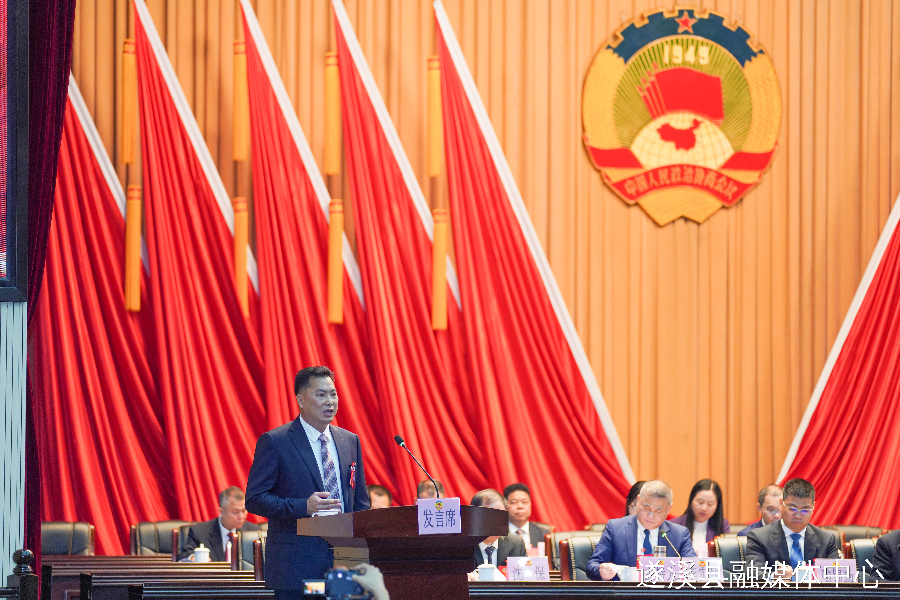 政協(xié)委員即席發(fā)言 建言獻(xiàn)策促發(fā)展
