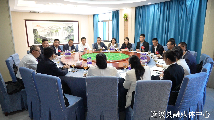 政協(xié)委員熱議報(bào)告 履職建言促發(fā)展