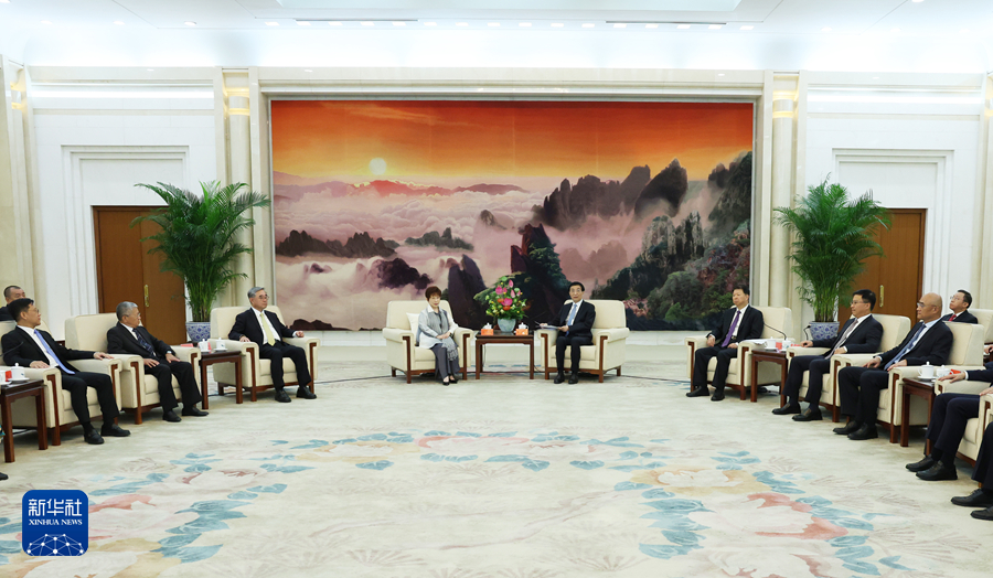 王滬寧會見參加抗戰(zhàn)勝利80周年紀念活動的臺灣各界人士代表