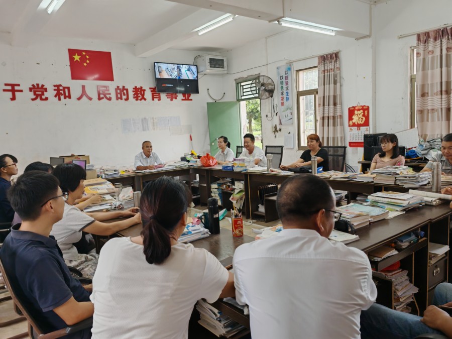 情暖教師節(jié) 關(guān)懷入師心——港門鎮(zhèn)紀(jì)委開展2025年教師節(jié)慰問活動(dòng)