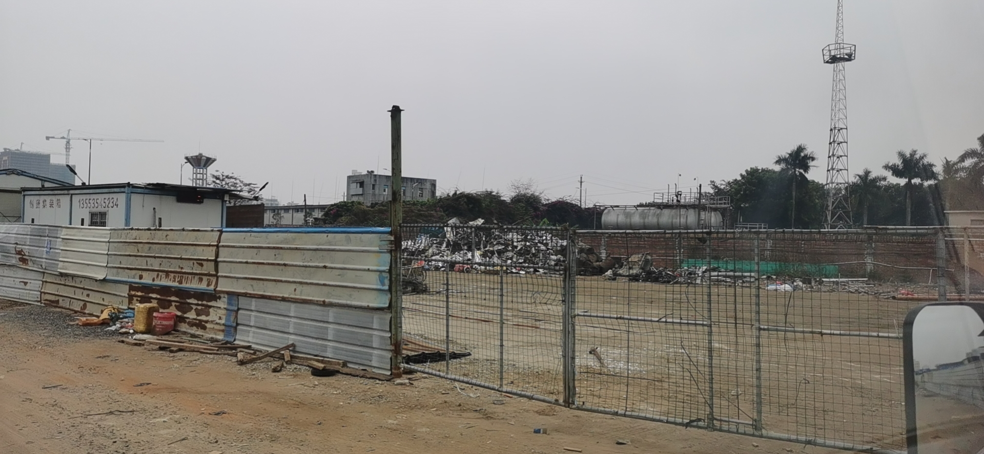 廢品站與工廠氣庫(kù)僅一墻之隔，存在安全隱患.jpg